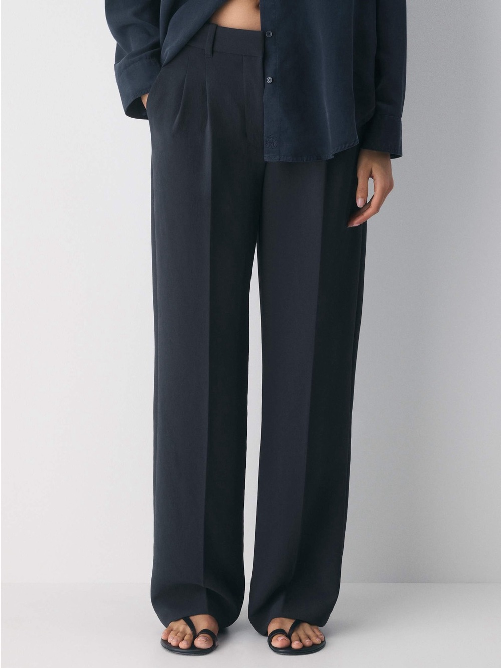 Aritzia Effortless Pant in Navy